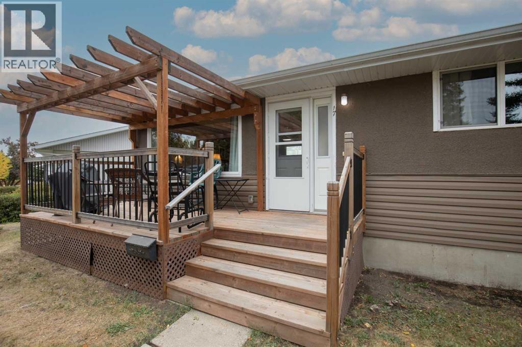 17 Fern Road, Red Deer, Alberta  T4N 4Z3 - Photo 2 - A2261549