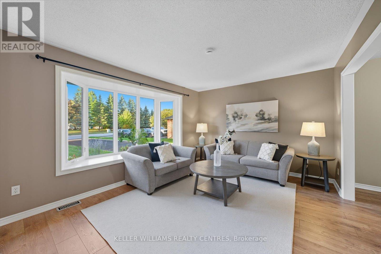 21 Valentini Avenue, East Gwillimbury (Holland Landing), Ontario  L9N 1H8 - Photo 7 - N12449577
