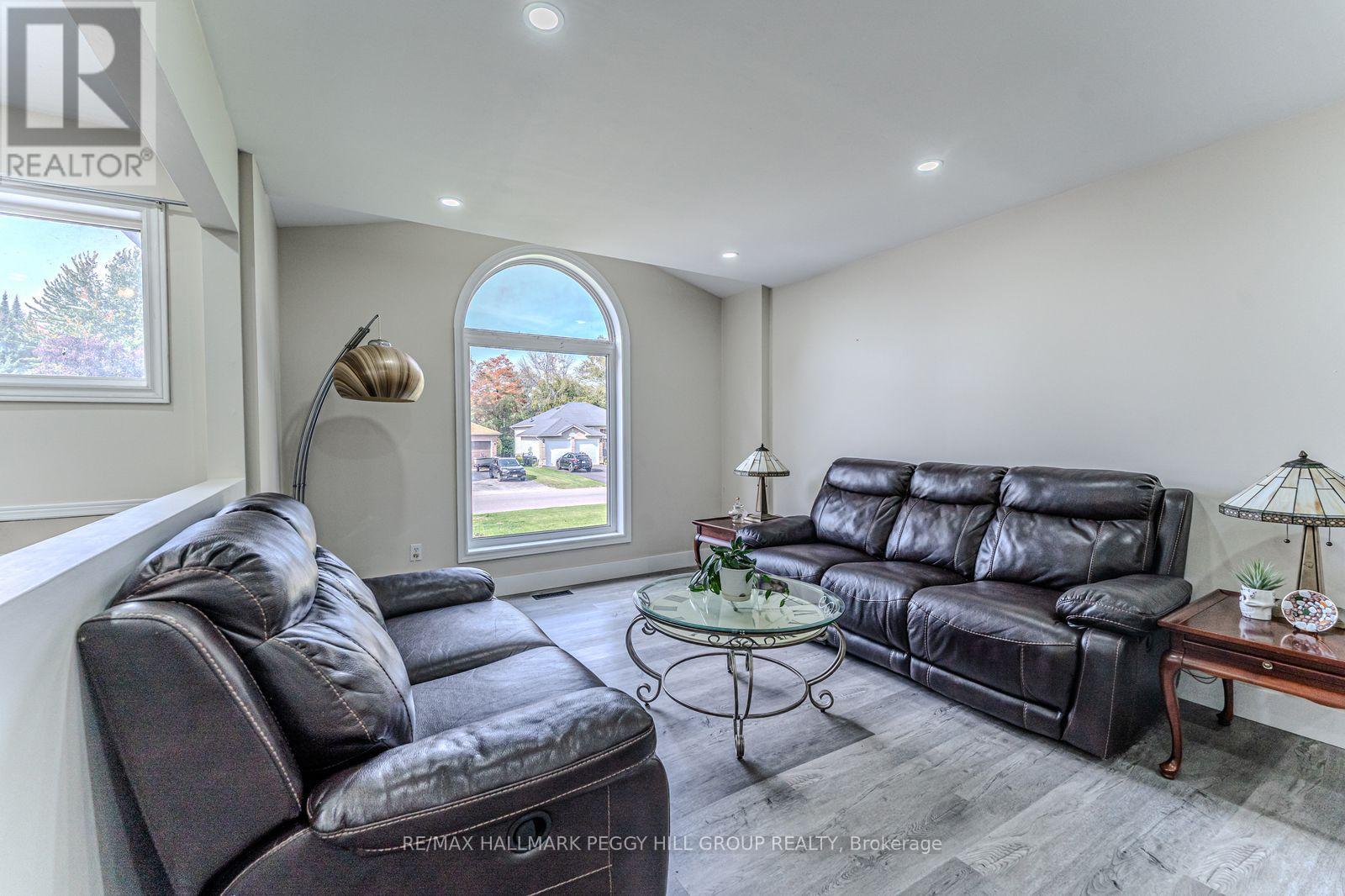29 Silver Birch Avenue, Wasaga Beach, Ontario  L9Z 1B7 - Photo 3 - S12449539