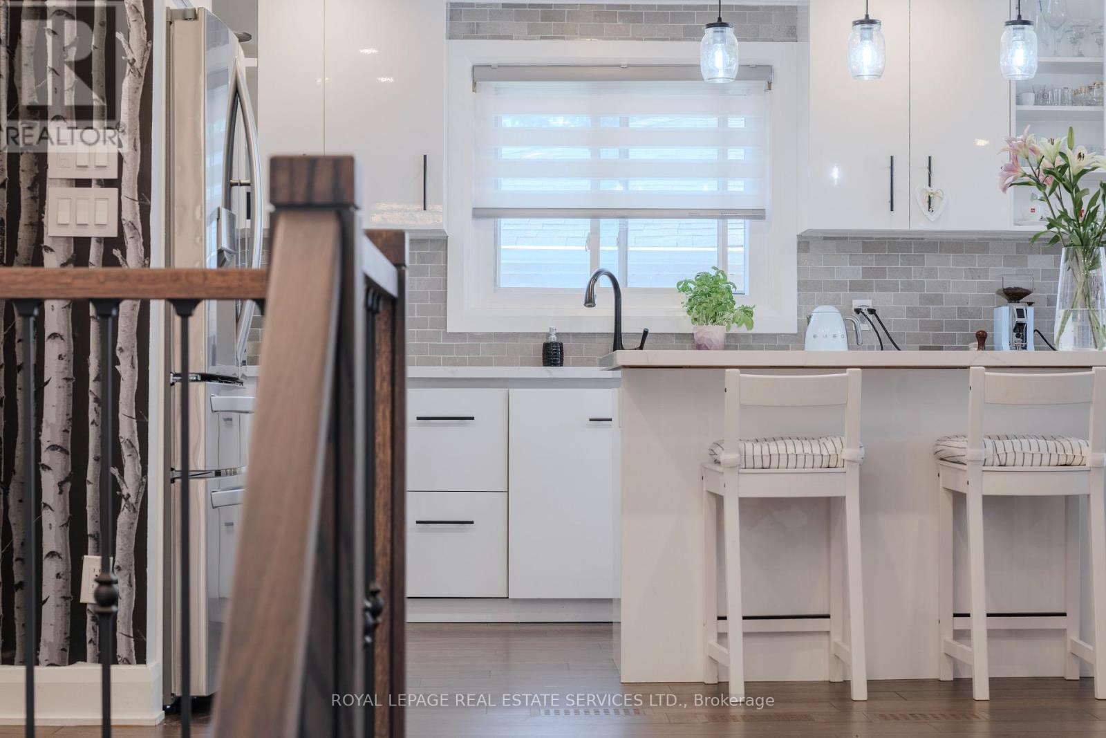 260 Oriole Court, Milton (Om Old Milton), Ontario  L9T 3R4 - Photo 4 - W12449541