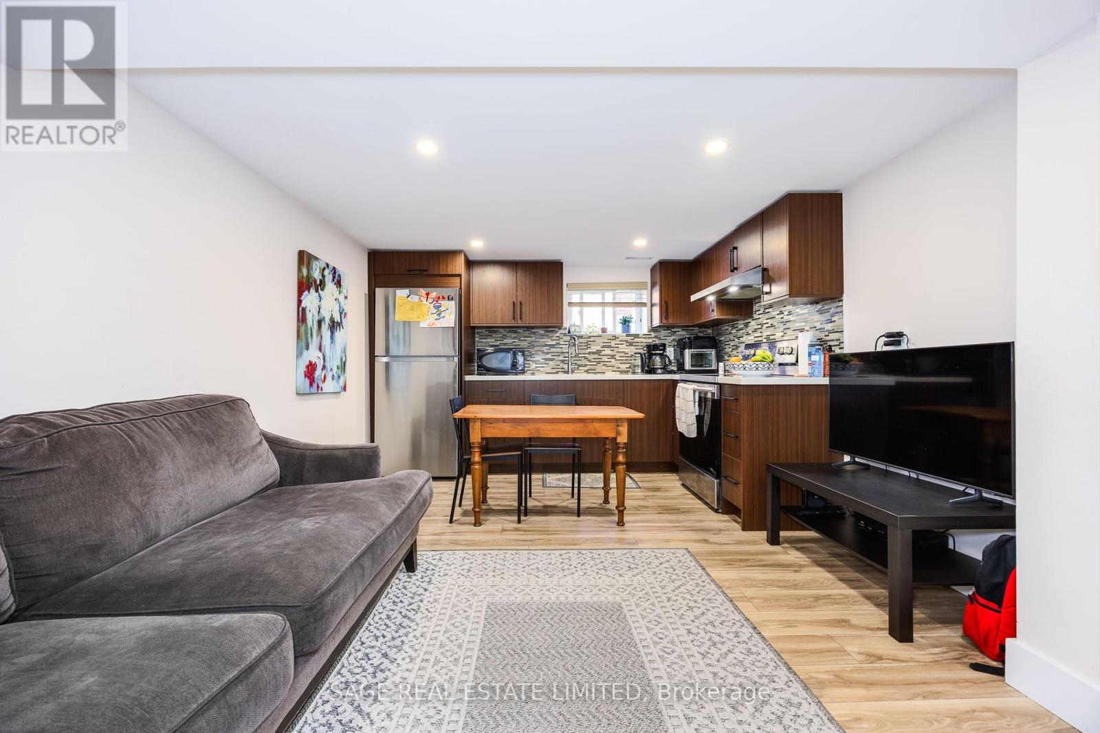Lower Unit - 146 East 34th Street, Hamilton, Ontario  L8V 3W6 - Photo 3 - X12449522