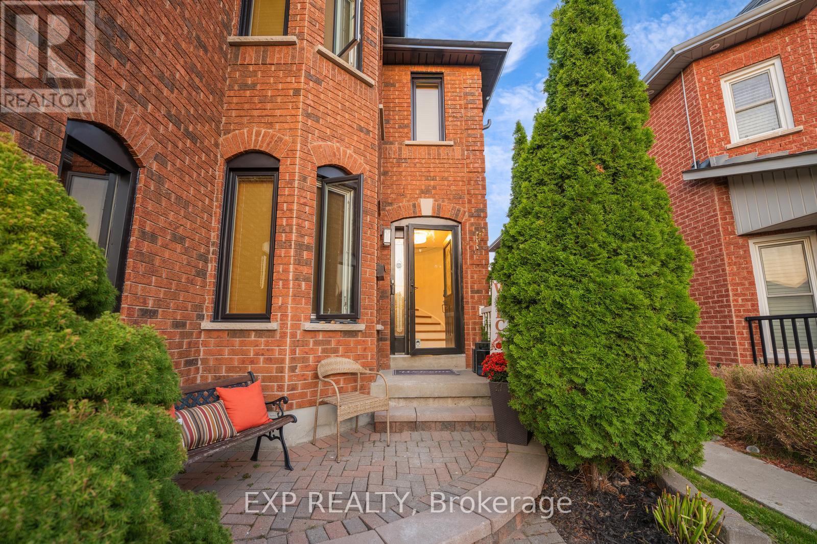 33 Hartrick Place, Whitby, Ontario  L1R 2C2 - Photo 4 - E12449594