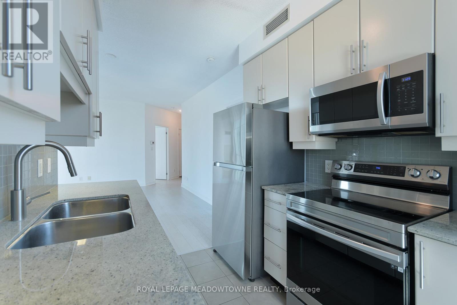 1805 - 18 Harbour Street, Toronto, Ontario  M5J 2Z6 - Photo 14 - C12449695