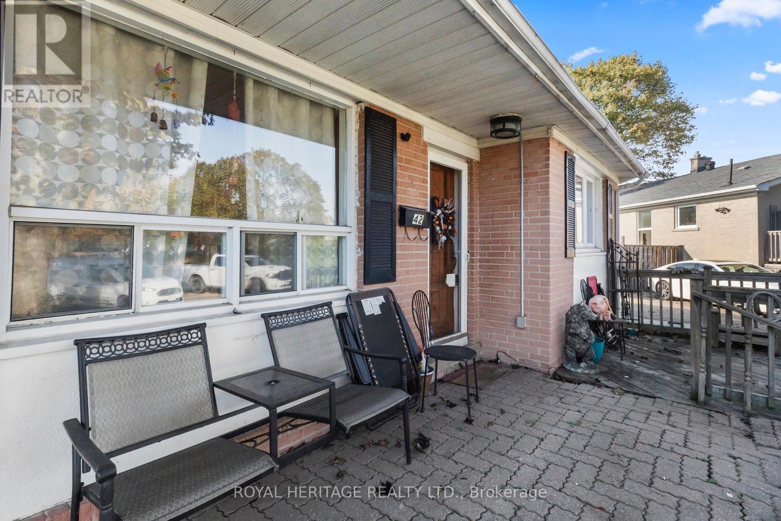 42 Billingsgate Crescent, Ajax, Ontario  L1S 2R8 - Photo 2 - E12449730