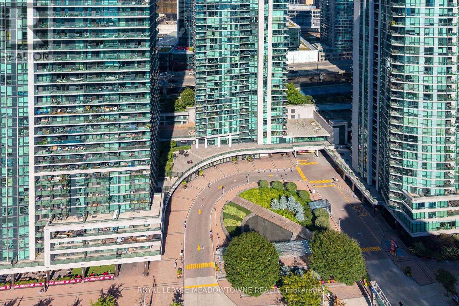 1805 - 18 Harbour Street, Toronto, Ontario  M5J 2Z6 - Photo 4 - C12449695