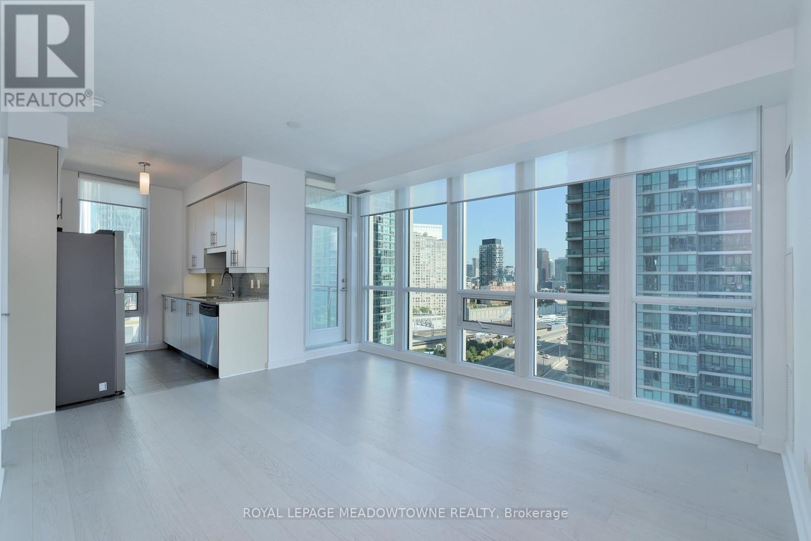 1805 - 18 Harbour Street, Toronto, Ontario  M5J 2Z6 - Photo 8 - C12449695