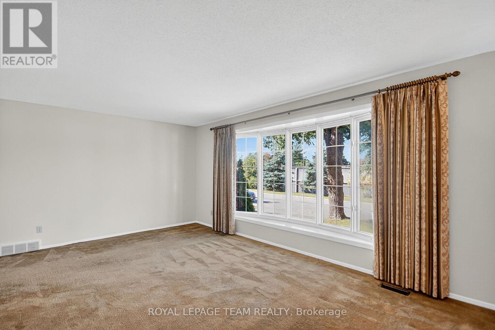 1900 Southampton Court, Ottawa, Ontario  K2C 0W3 - Photo 10 - X12449779