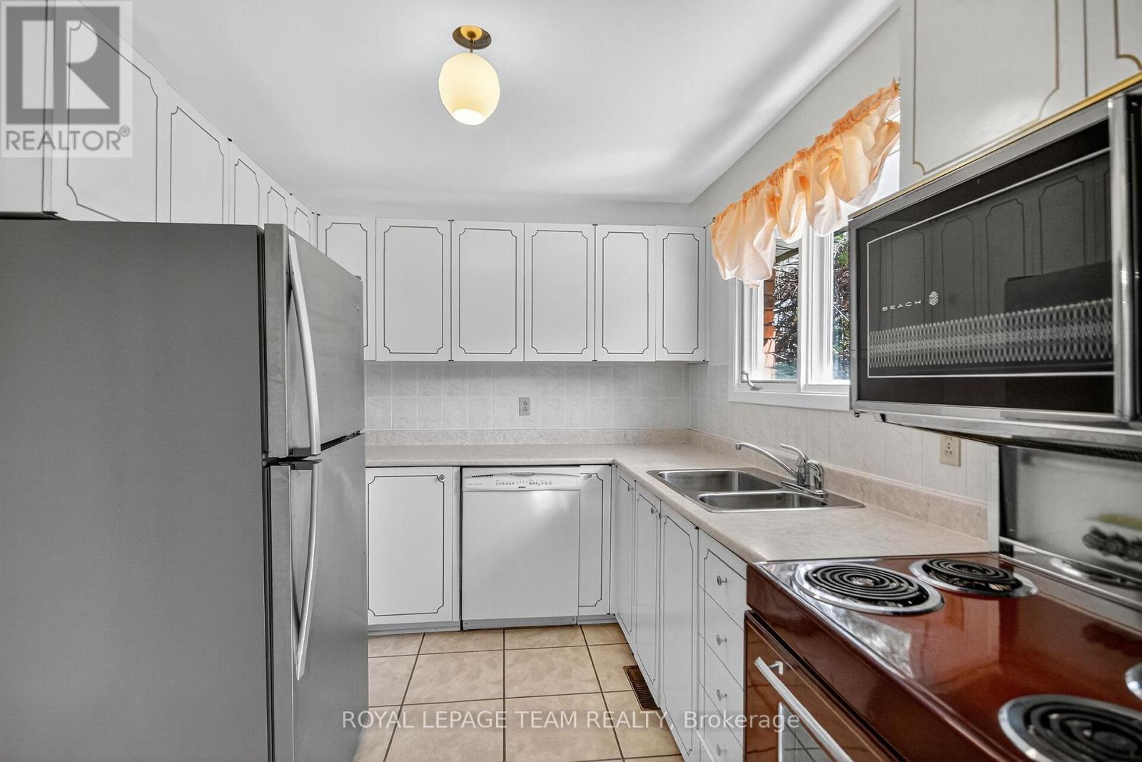 1900 Southampton Court, Ottawa, Ontario  K2C 0W3 - Photo 12 - X12449779