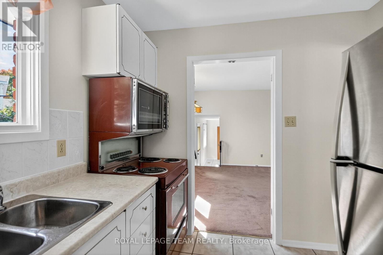 1900 Southampton Court, Ottawa, Ontario  K2C 0W3 - Photo 13 - X12449779