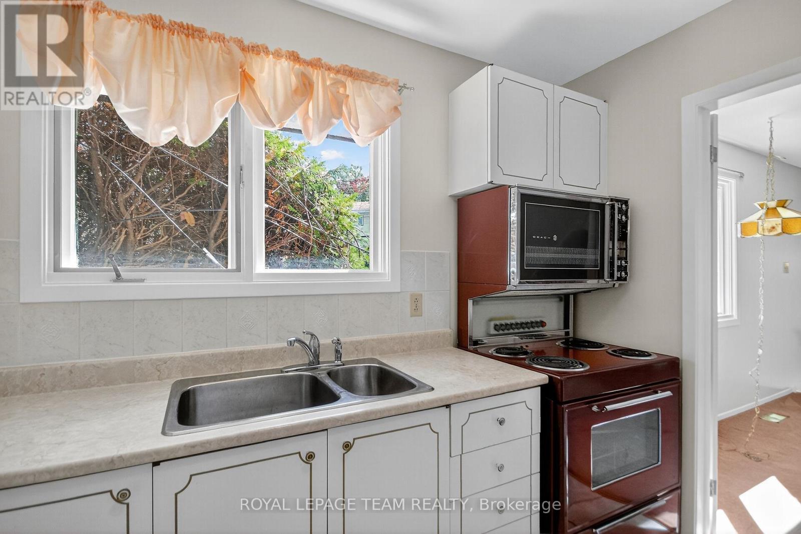 1900 Southampton Court, Ottawa, Ontario  K2C 0W3 - Photo 14 - X12449779