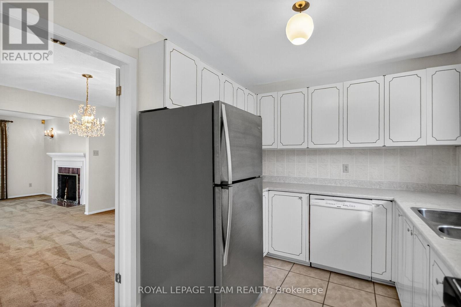 1900 Southampton Court, Ottawa, Ontario  K2C 0W3 - Photo 15 - X12449779