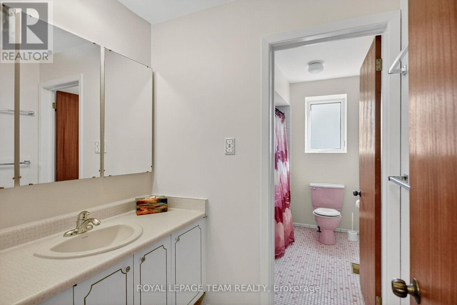 1900 Southampton Court, Ottawa, Ontario  K2C 0W3 - Photo 25 - X12449779
