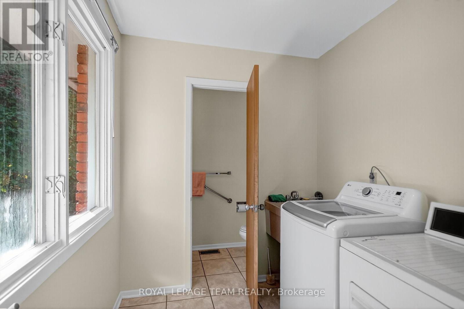 1900 Southampton Court, Ottawa, Ontario  K2C 0W3 - Photo 27 - X12449779