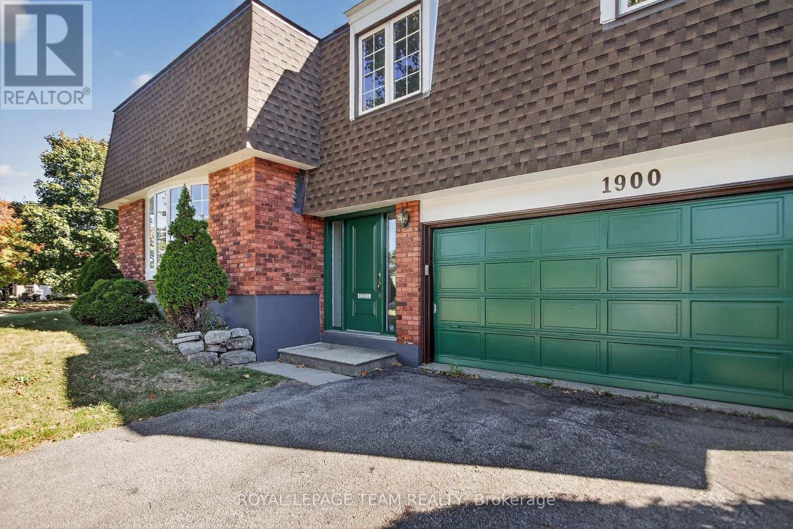 1900 Southampton Court, Ottawa, Ontario  K2C 0W3 - Photo 3 - X12449779