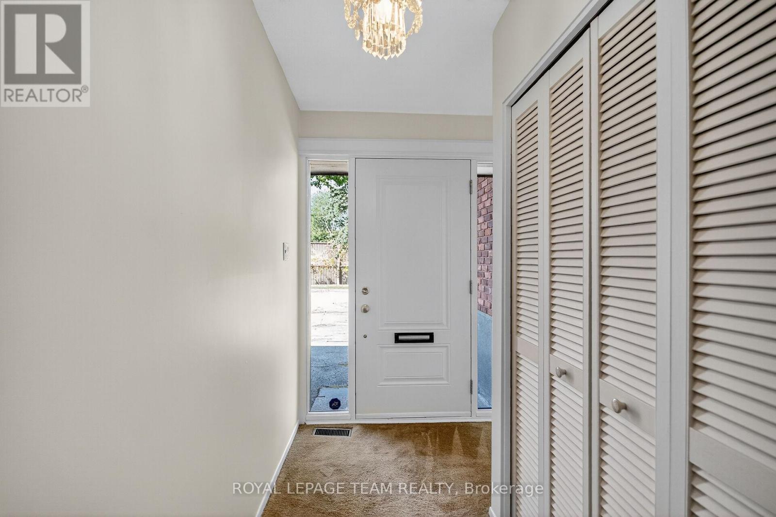 1900 Southampton Court, Ottawa, Ontario  K2C 0W3 - Photo 4 - X12449779