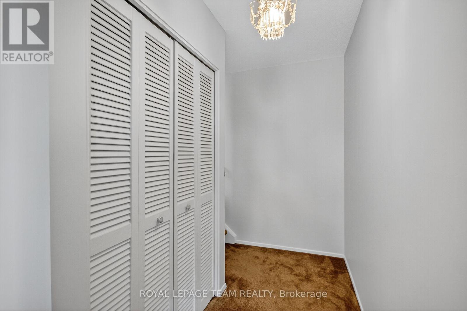 1900 Southampton Court, Ottawa, Ontario  K2C 0W3 - Photo 5 - X12449779