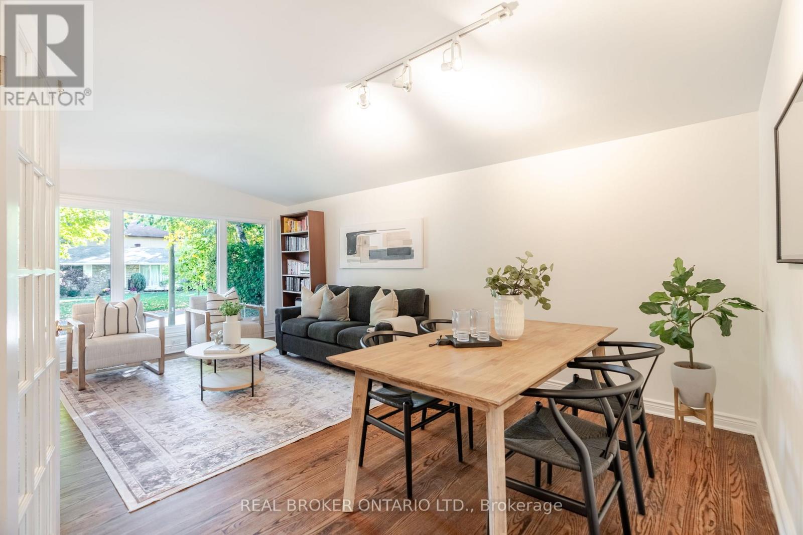 2070 Cornish Street, Ottawa, Ontario  K1G 2R8 - Photo 3 - X12449858