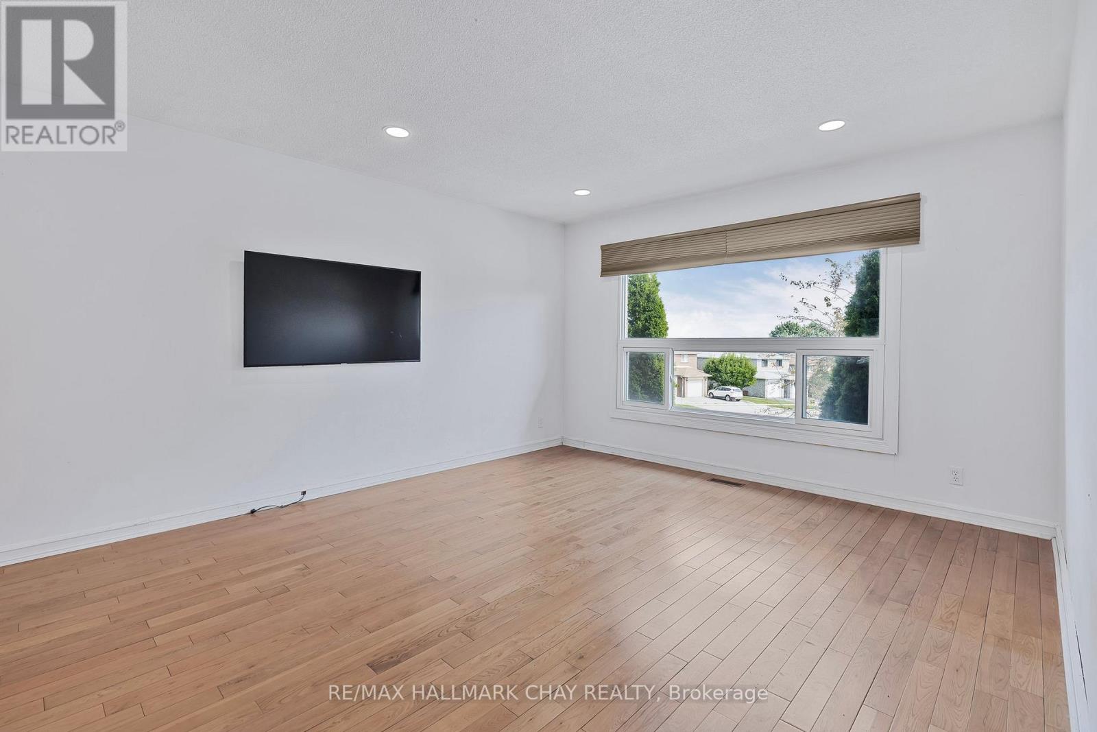 216 Colborne Street, Bradford West Gwillimbury, Ontario  L3Z 2R5 - Photo 3 - N12449609