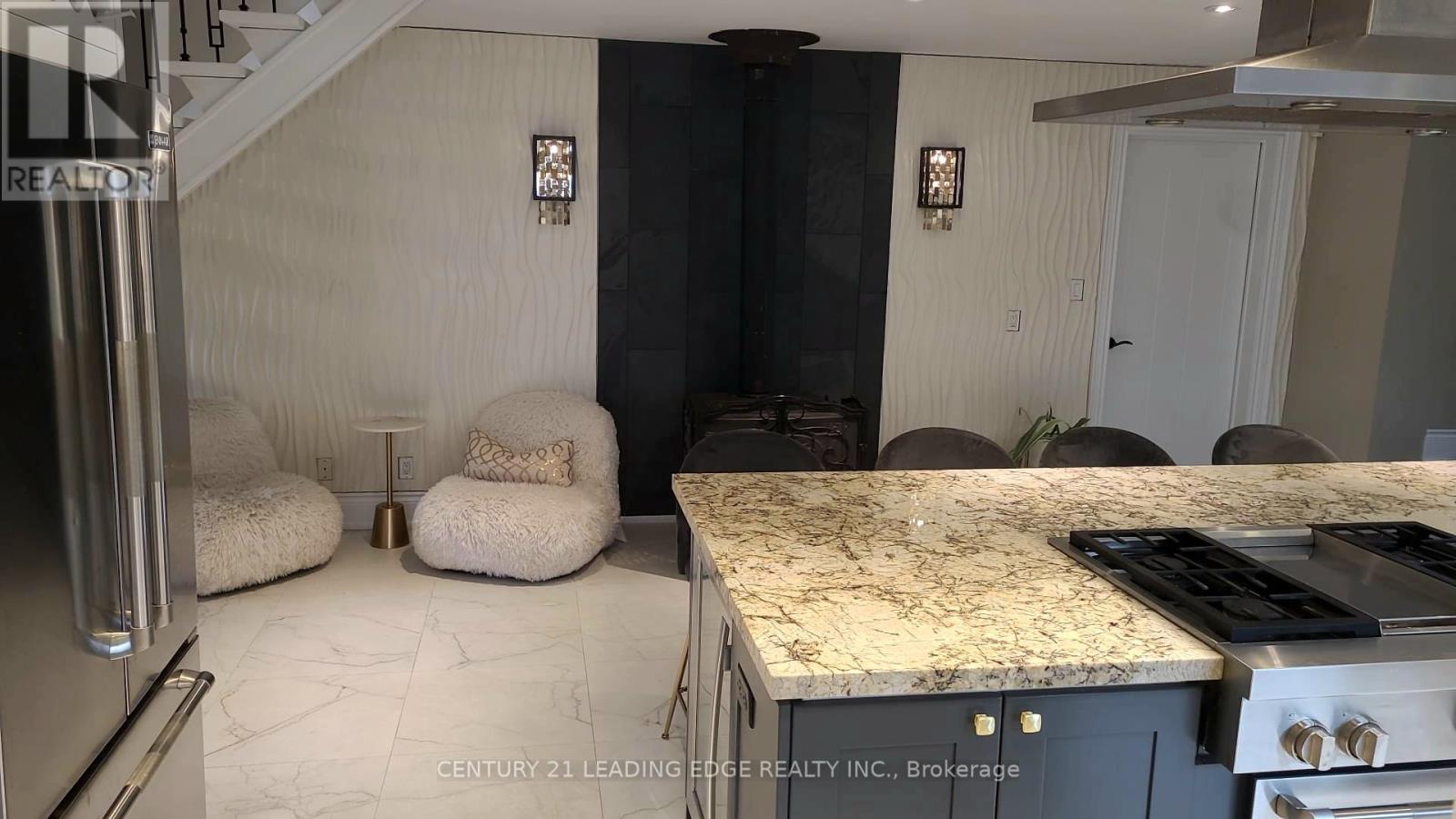 45 Pleasant Avenue, East Gwillimbury, Ontario  L9N 1A2 - Photo 2 - N12449650