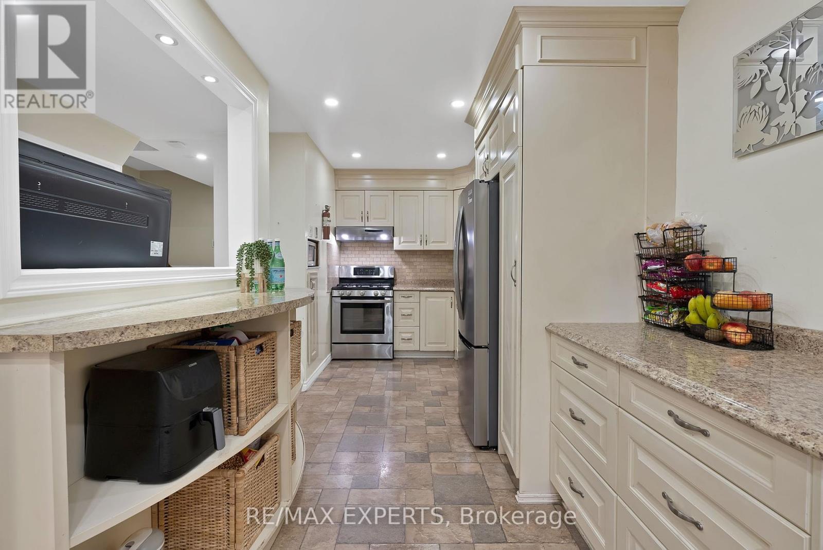 56 San Marino Way, Toronto (Glenfield-Jane Heights), Ontario  M3N 2Y3 - Photo 13 - W12448829