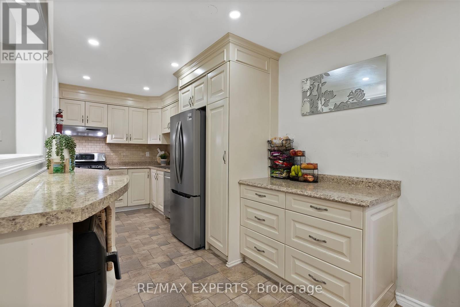 56 San Marino Way, Toronto (Glenfield-Jane Heights), Ontario  M3N 2Y3 - Photo 14 - W12448829