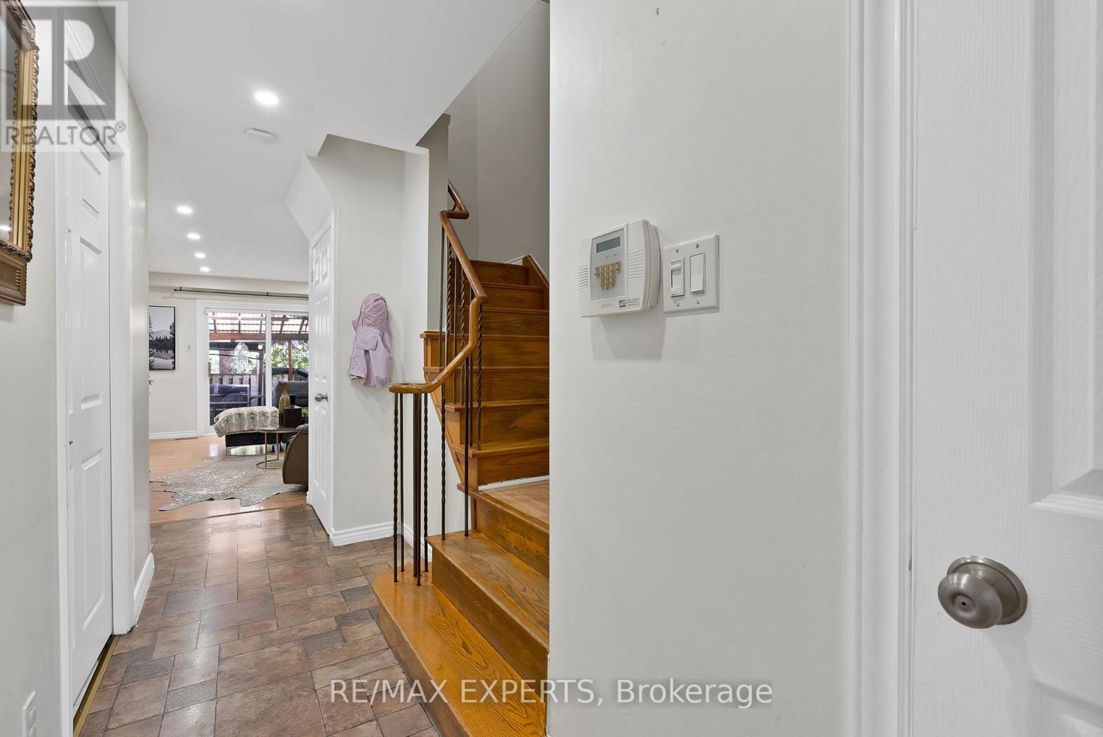 56 San Marino Way, Toronto (Glenfield-Jane Heights), Ontario  M3N 2Y3 - Photo 6 - W12448829