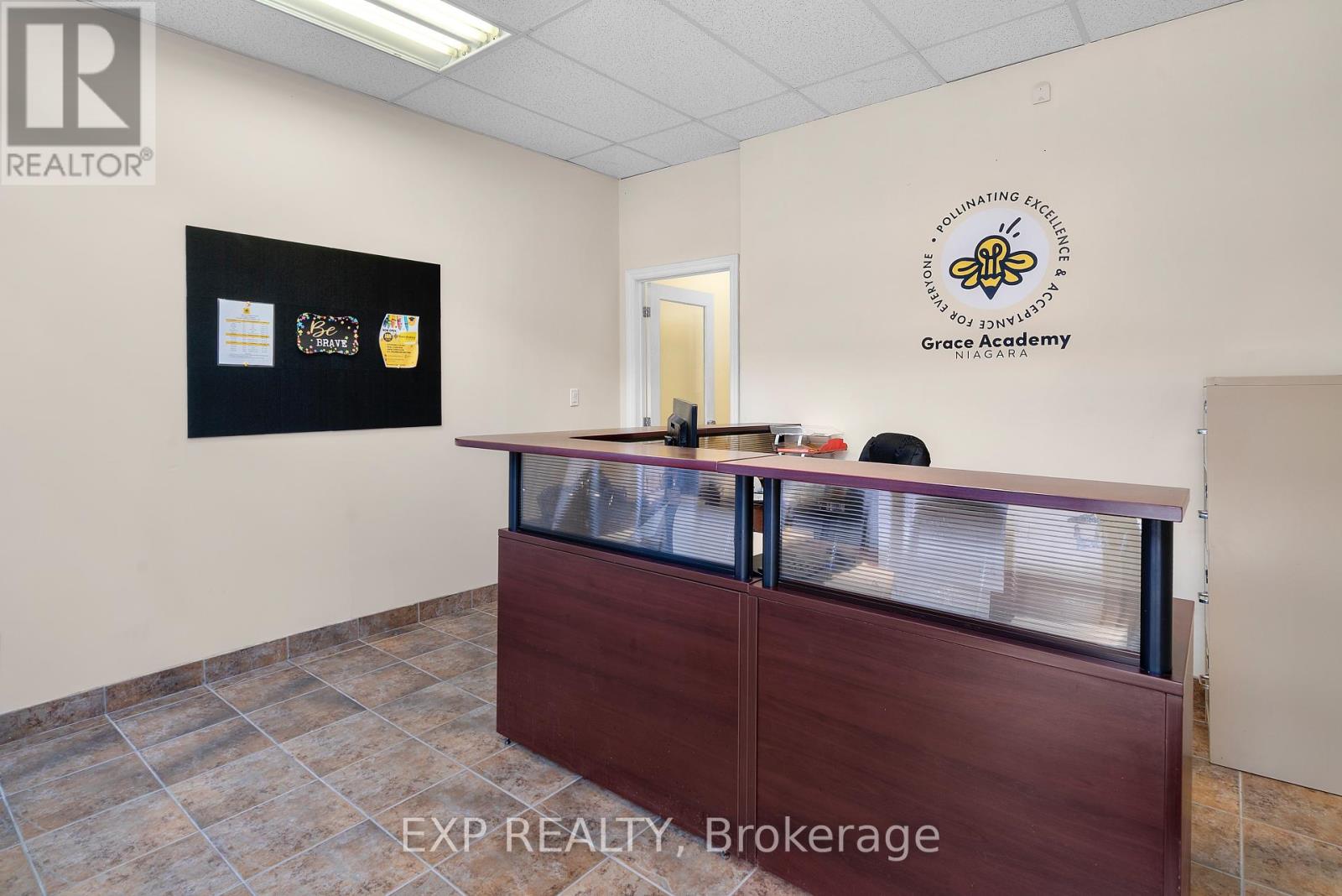 4675 Queen Street, Niagara Falls, Ontario  L2E 2L9 - Photo 3 - X12449794