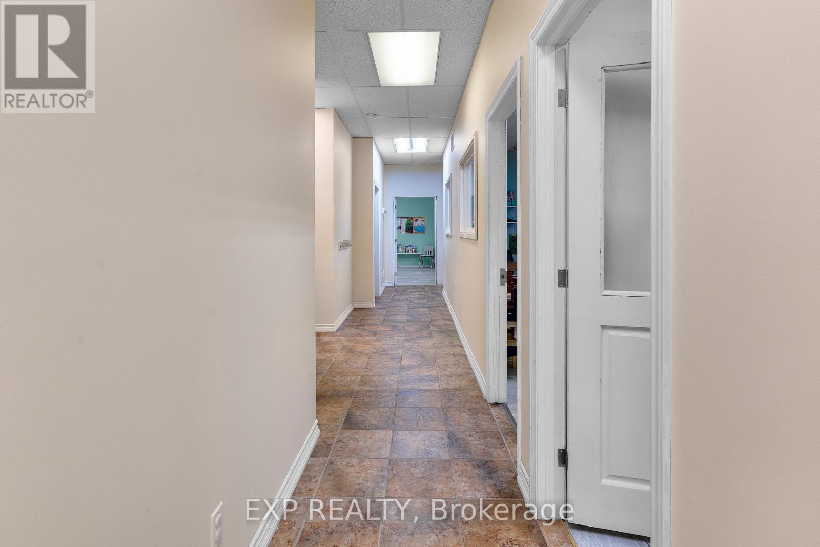 4675 Queen Street, Niagara Falls, Ontario  L2E 2L9 - Photo 5 - X12449794
