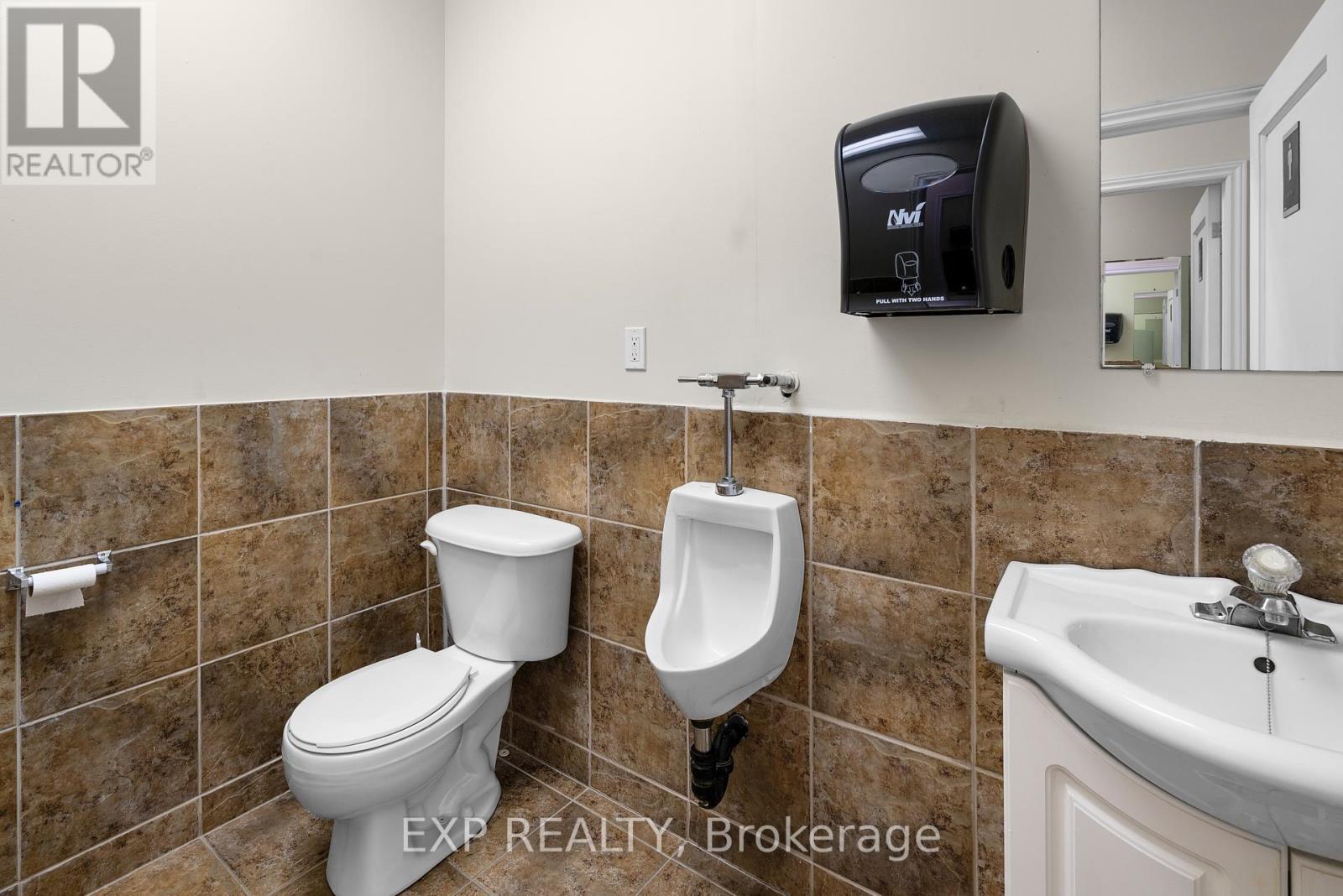 4675 Queen Street, Niagara Falls, Ontario  L2E 2L9 - Photo 7 - X12449794