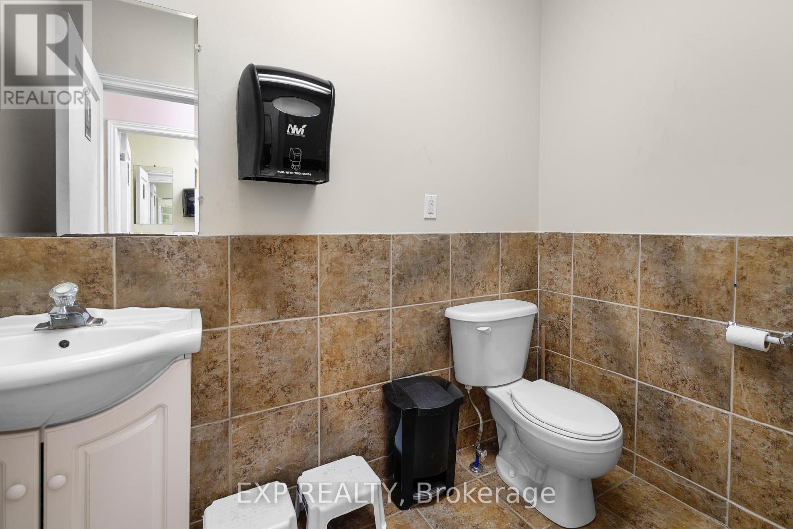 4675 Queen Street, Niagara Falls, Ontario  L2E 2L9 - Photo 8 - X12449794