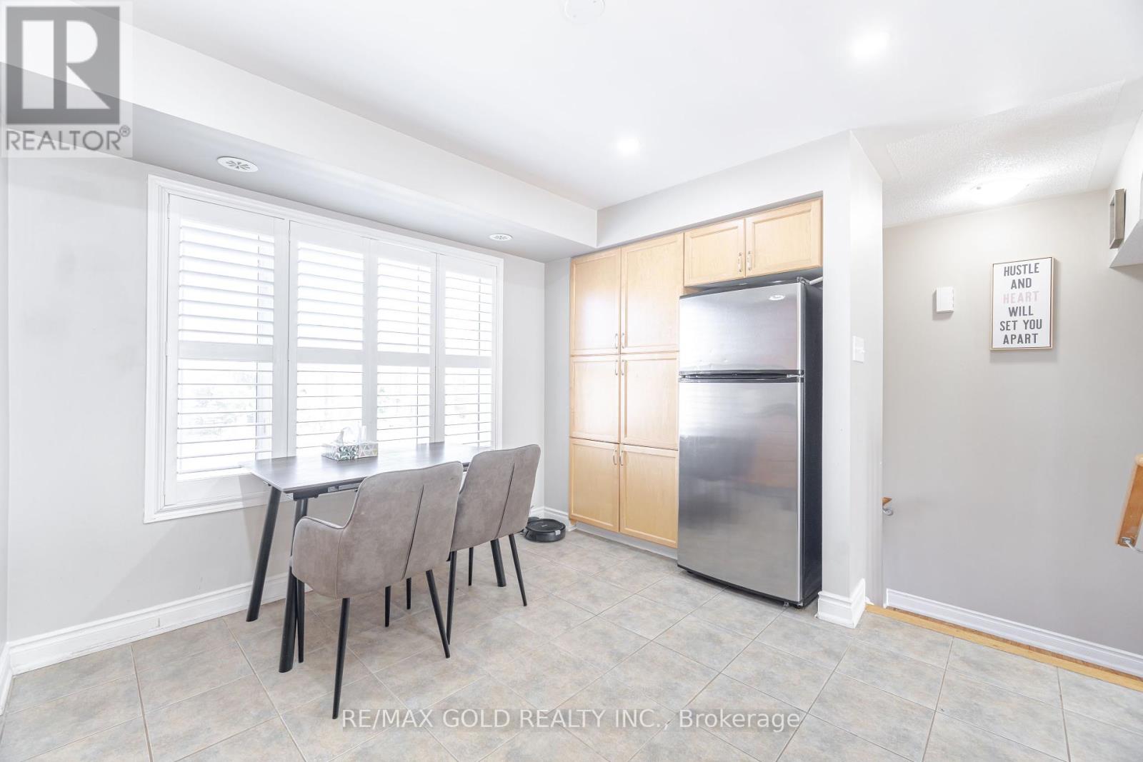 51 - 60 Fairwood Circle, Brampton, Ontario  L6R 0Y6 - Photo 9 - W12439459