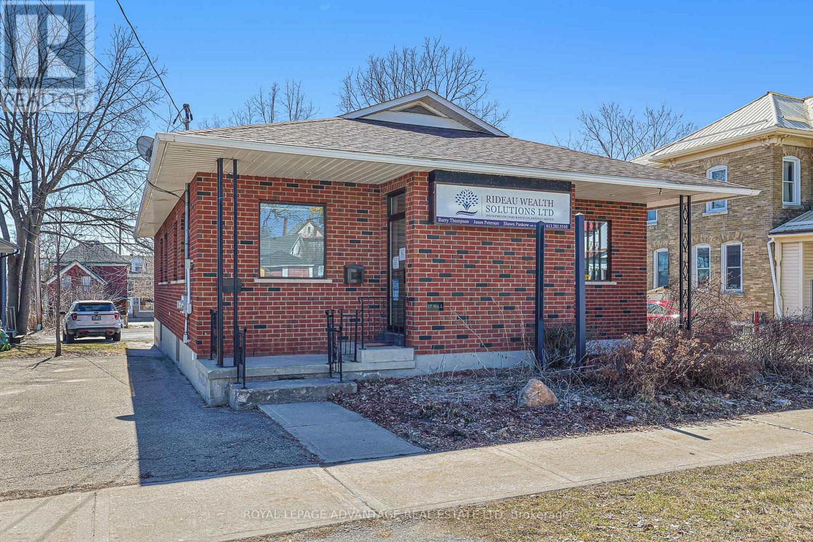 37 William Street E, Smiths Falls, Ontario  K7A 1C3 - Photo 3 - X12449829