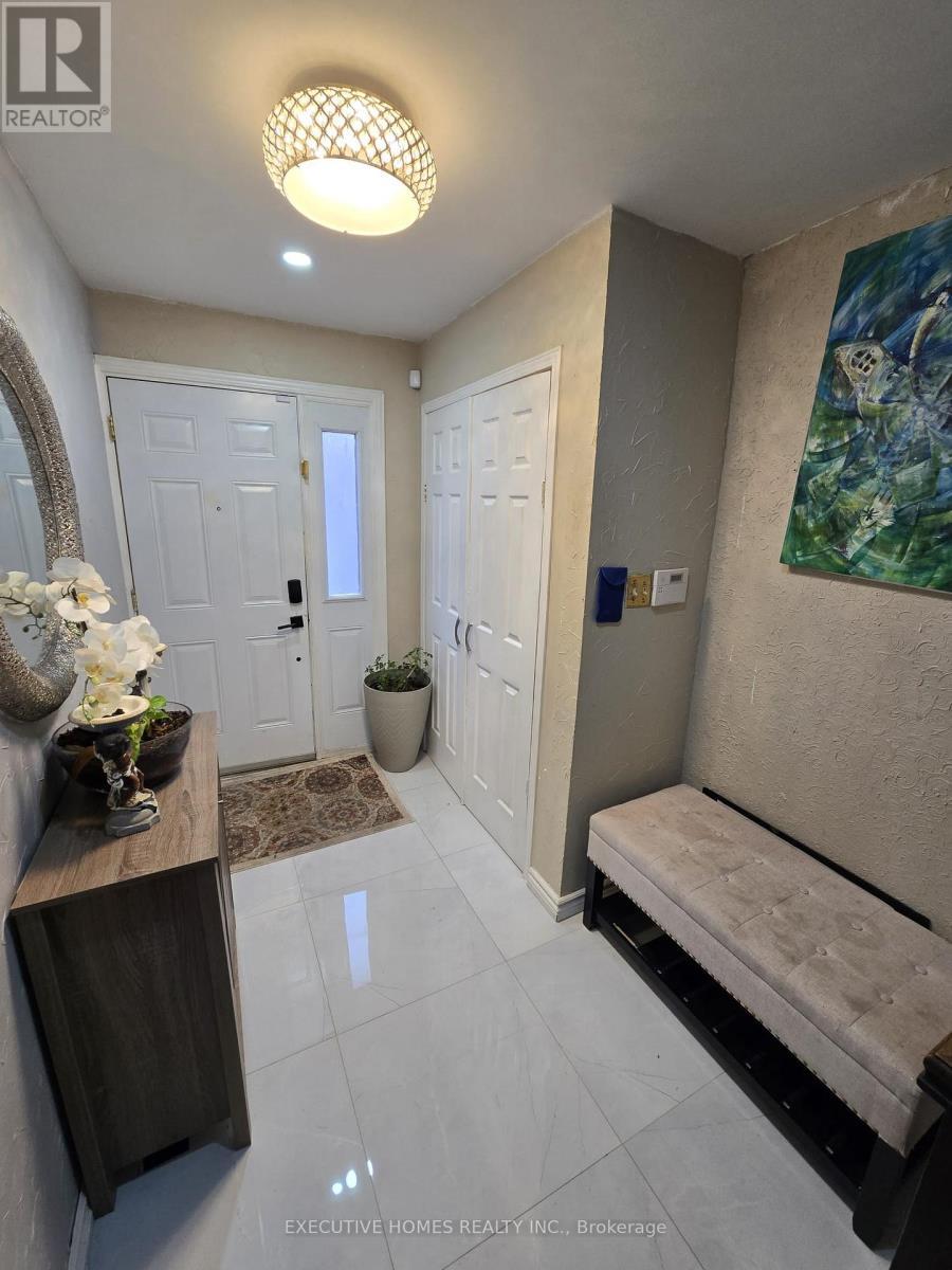 61 Collins Crescent, Brampton, Ontario  L6V 3N1 - Photo 2 - W12449623