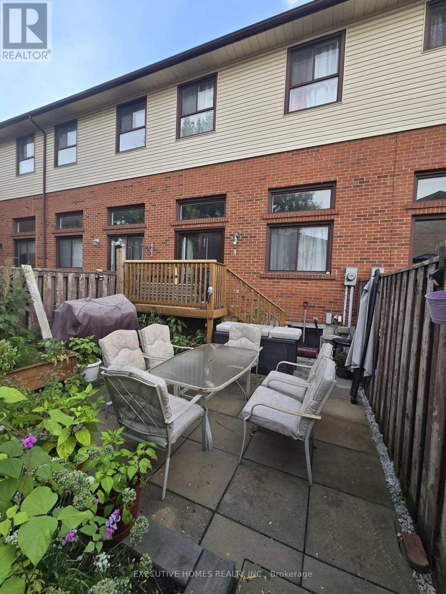 61 Collins Crescent, Brampton, Ontario  L6V 3N1 - Photo 26 - W12449623