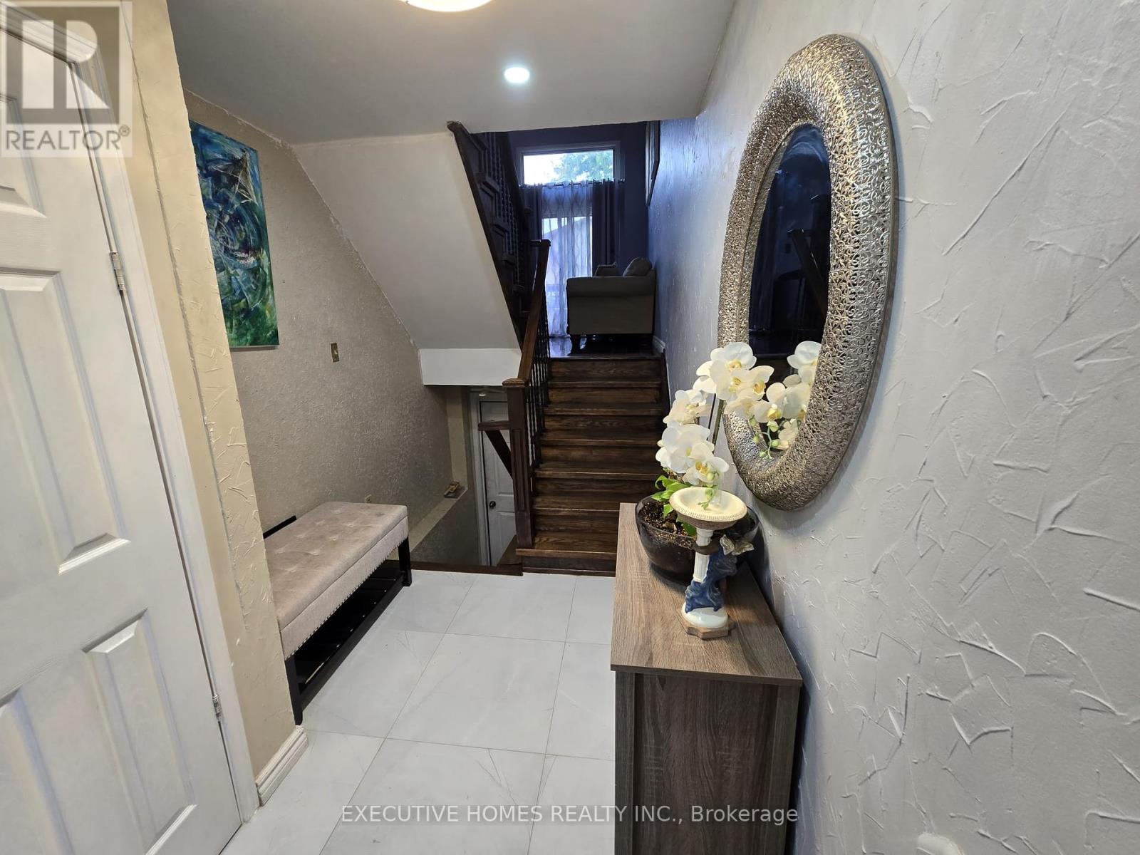 61 Collins Crescent, Brampton, Ontario  L6V 3N1 - Photo 3 - W12449623