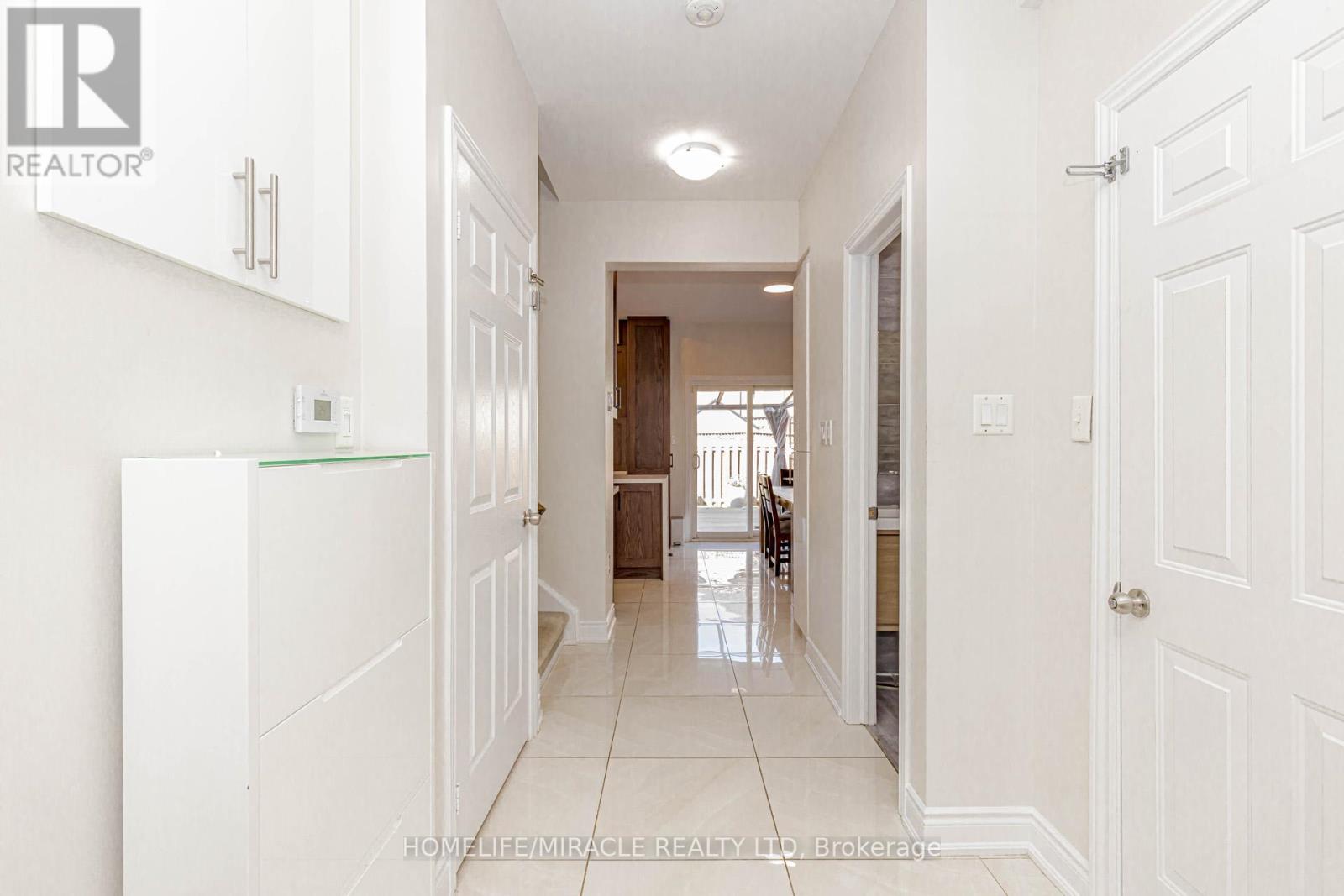98 Masters Green Crescent, Brampton, Ontario  L7A 3K5 - Photo 11 - W12449659