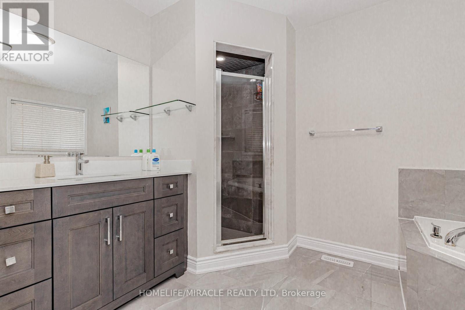 98 Masters Green Crescent, Brampton, Ontario  L7A 3K5 - Photo 27 - W12449659