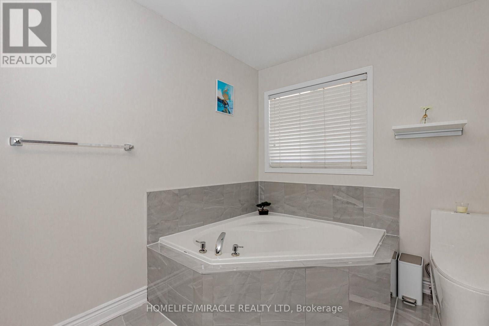 98 Masters Green Crescent, Brampton, Ontario  L7A 3K5 - Photo 28 - W12449659