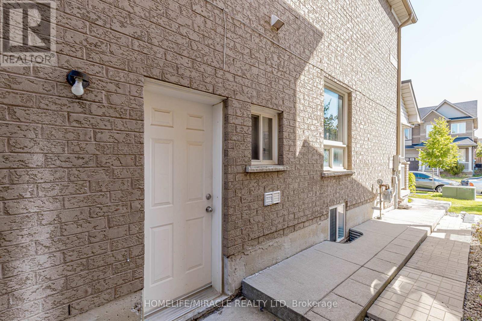 98 Masters Green Crescent, Brampton, Ontario  L7A 3K5 - Photo 37 - W12449659