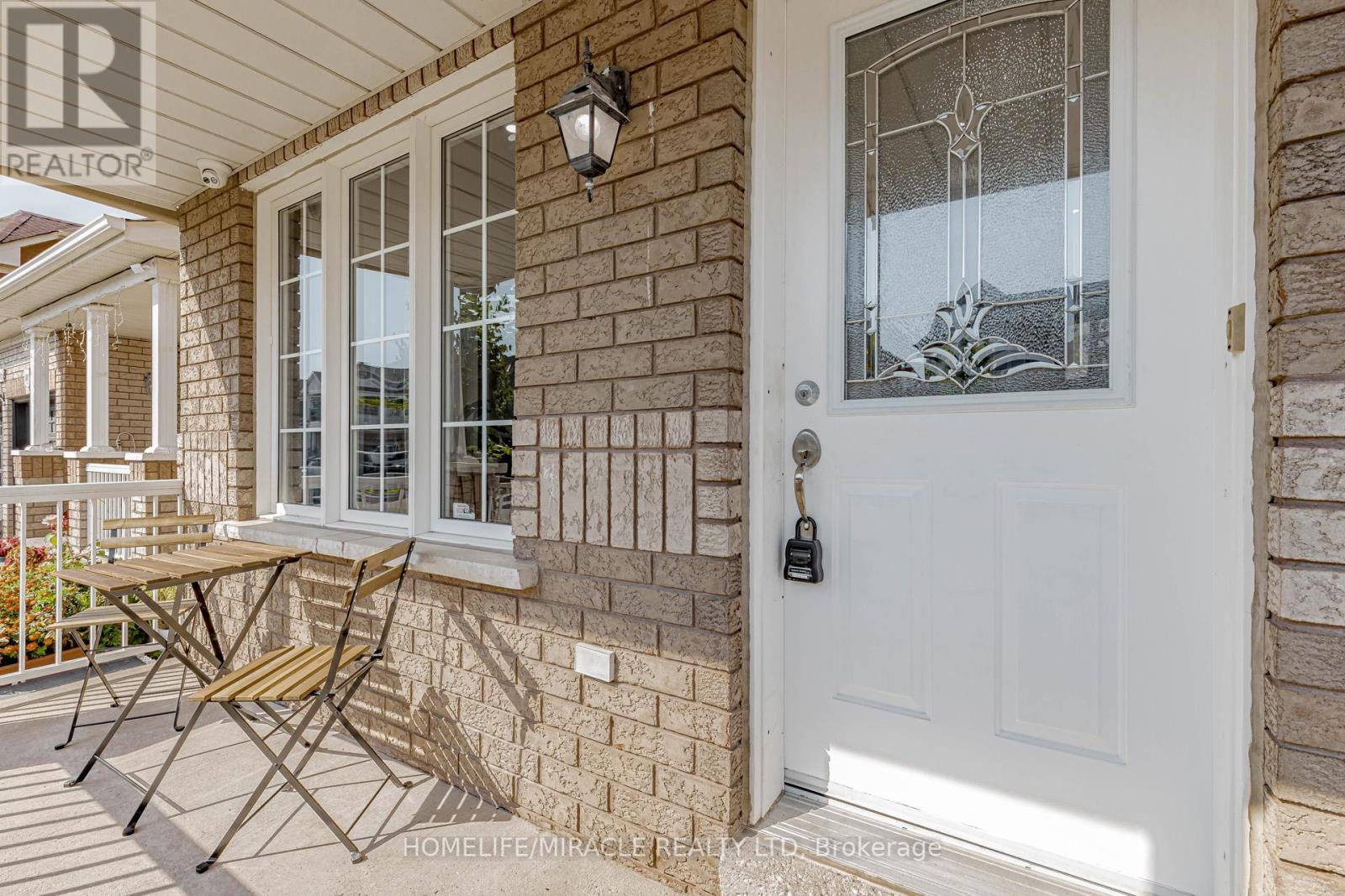 98 Masters Green Crescent, Brampton, Ontario  L7A 3K5 - Photo 6 - W12449659