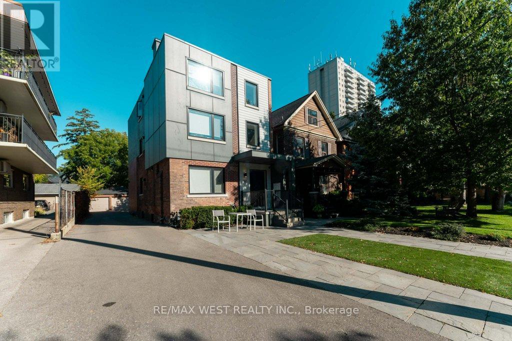 167 Quebec Avenue, Toronto, Ontario  M6S 3W1 - Photo 2 - W12449672