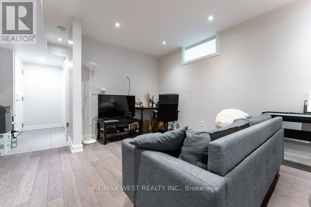 167 Quebec Avenue, Toronto, Ontario  M6S 3W1 - Photo 32 - W12449672