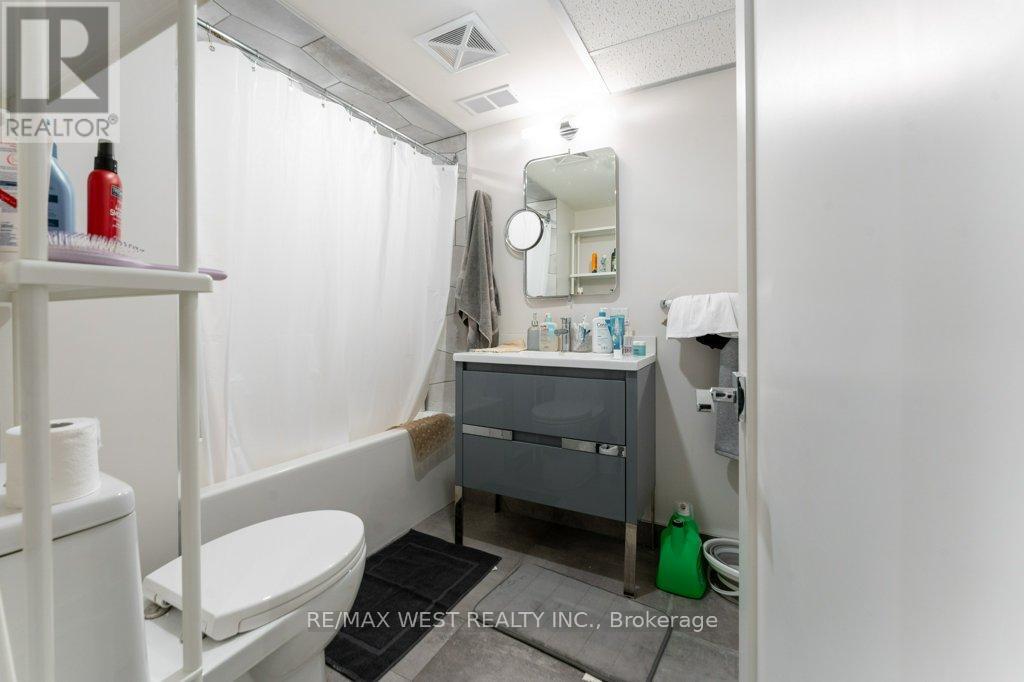 167 Quebec Avenue, Toronto, Ontario  M6S 3W1 - Photo 35 - W12449672