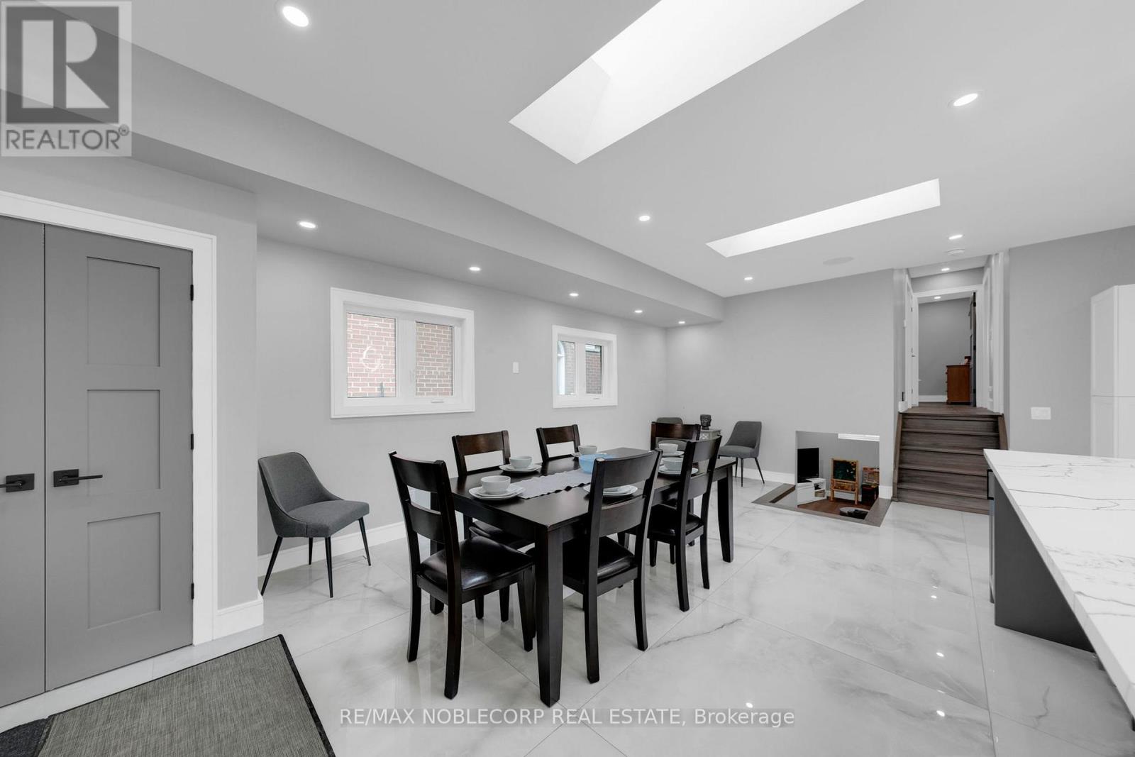 2515 Hensall Street, Mississauga, Ontario  L5A 2T1 - Photo 2 - W12449698