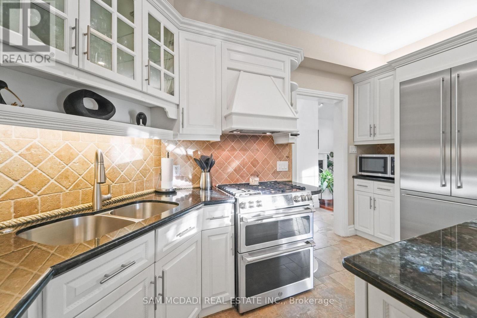 724 Atoka Drive, Mississauga, Ontario  L5H 1Y6 - Photo 10 - W12449718