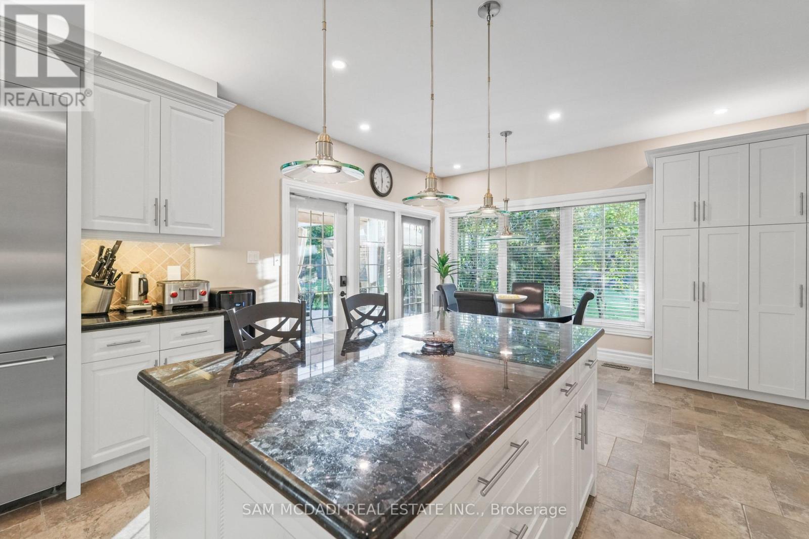 724 Atoka Drive, Mississauga, Ontario  L5H 1Y6 - Photo 11 - W12449718