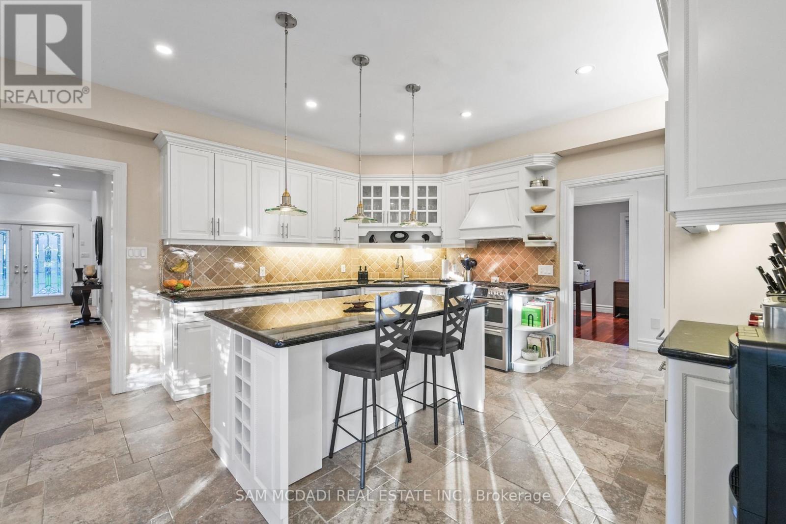724 Atoka Drive, Mississauga, Ontario  L5H 1Y6 - Photo 12 - W12449718