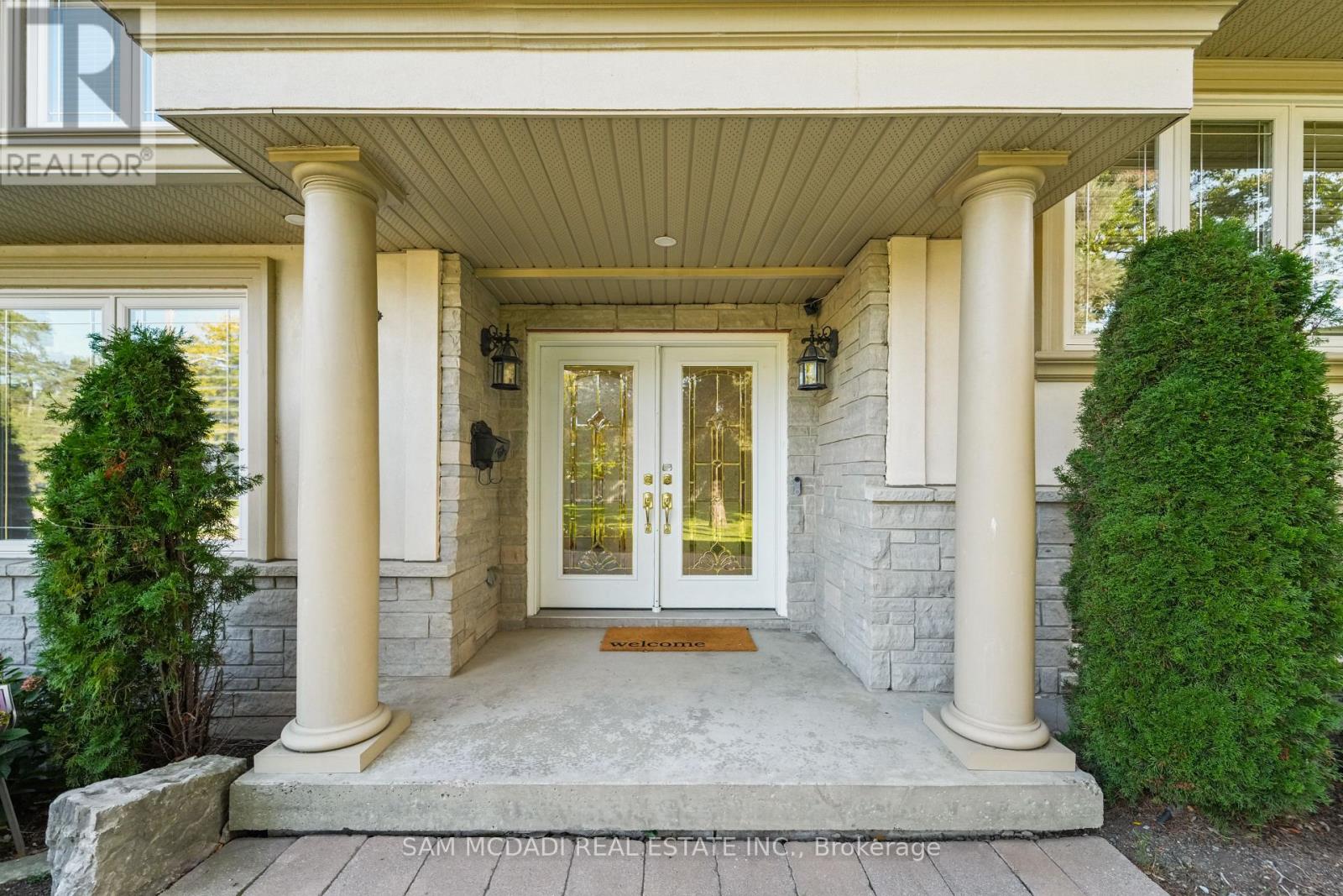 724 Atoka Drive, Mississauga, Ontario  L5H 1Y6 - Photo 2 - W12449718
