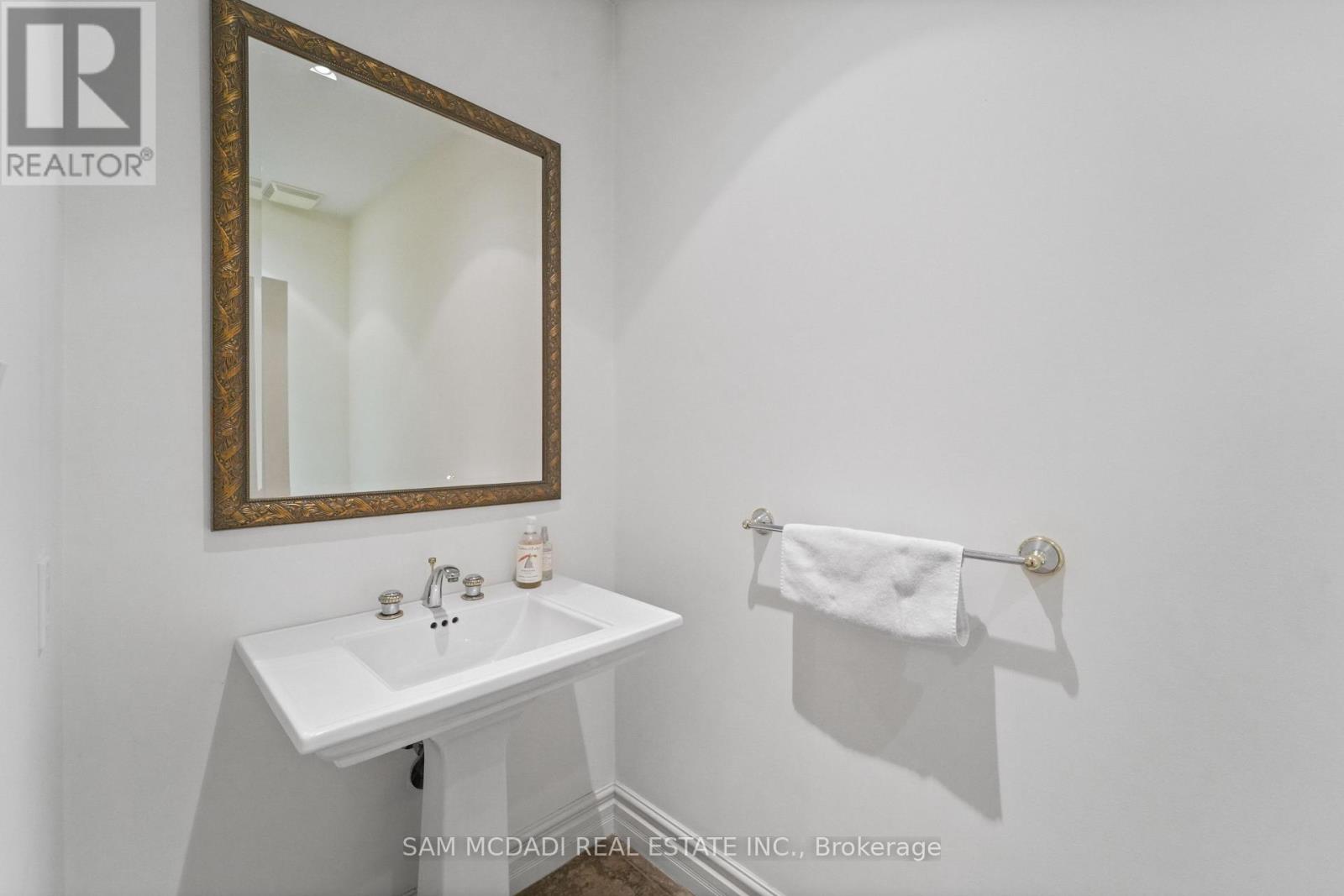 724 Atoka Drive, Mississauga, Ontario  L5H 1Y6 - Photo 8 - W12449718