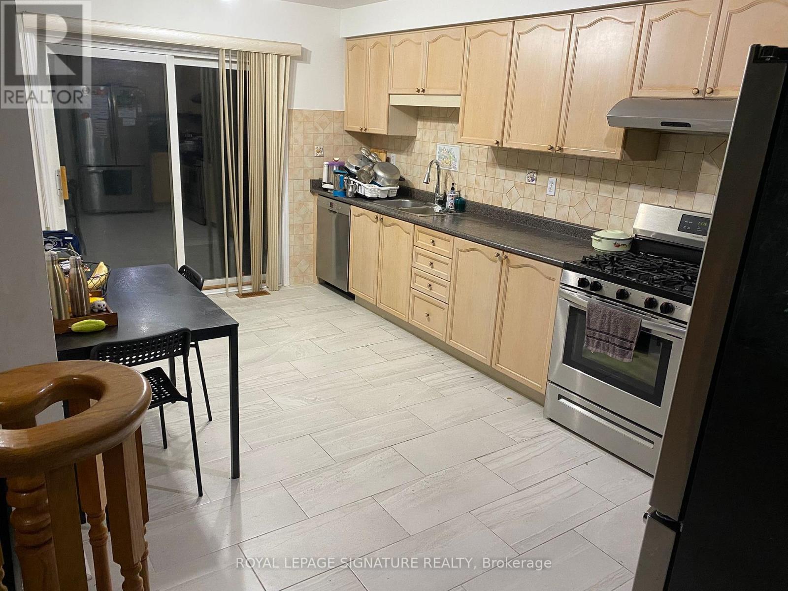 Upper - 1025 Barclay Circle, Milton, Ontario  L9T 5W5 - Photo 4 - W12449757